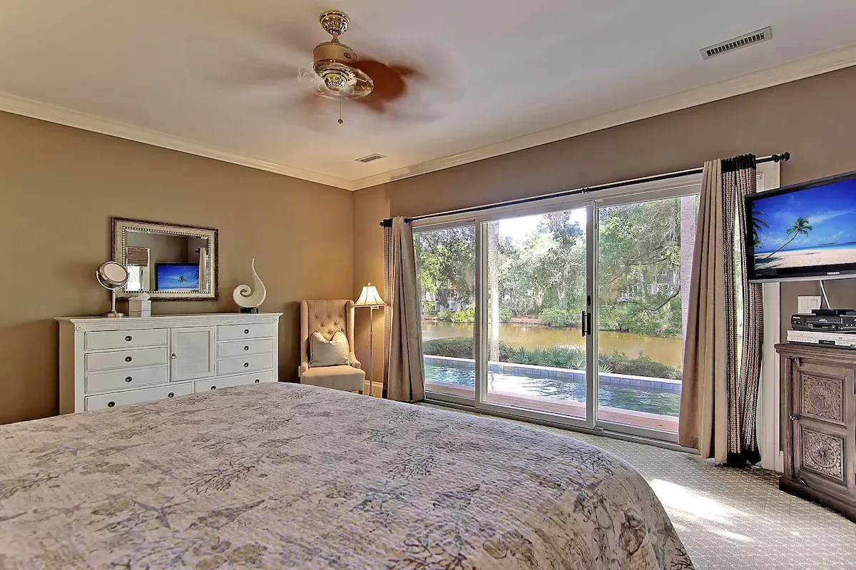 Primary suite, doors to the pool