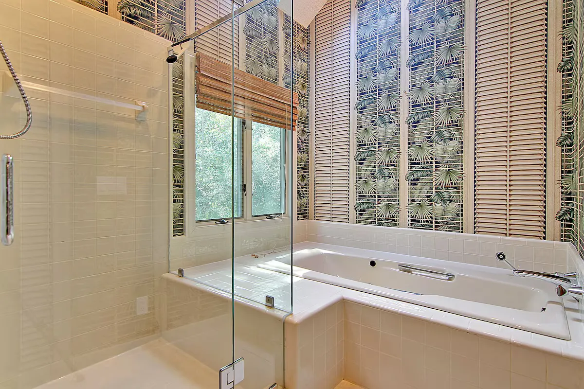 Primary bath, soaking tub
