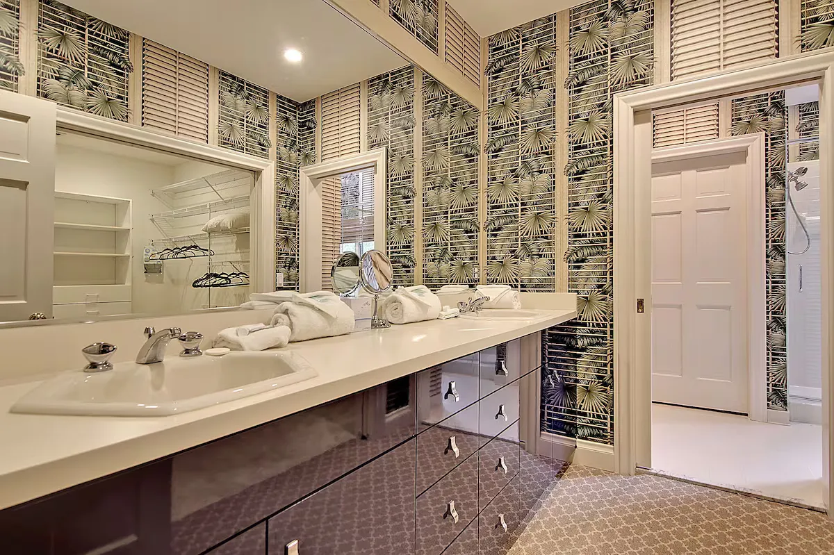 Double-vanity bath