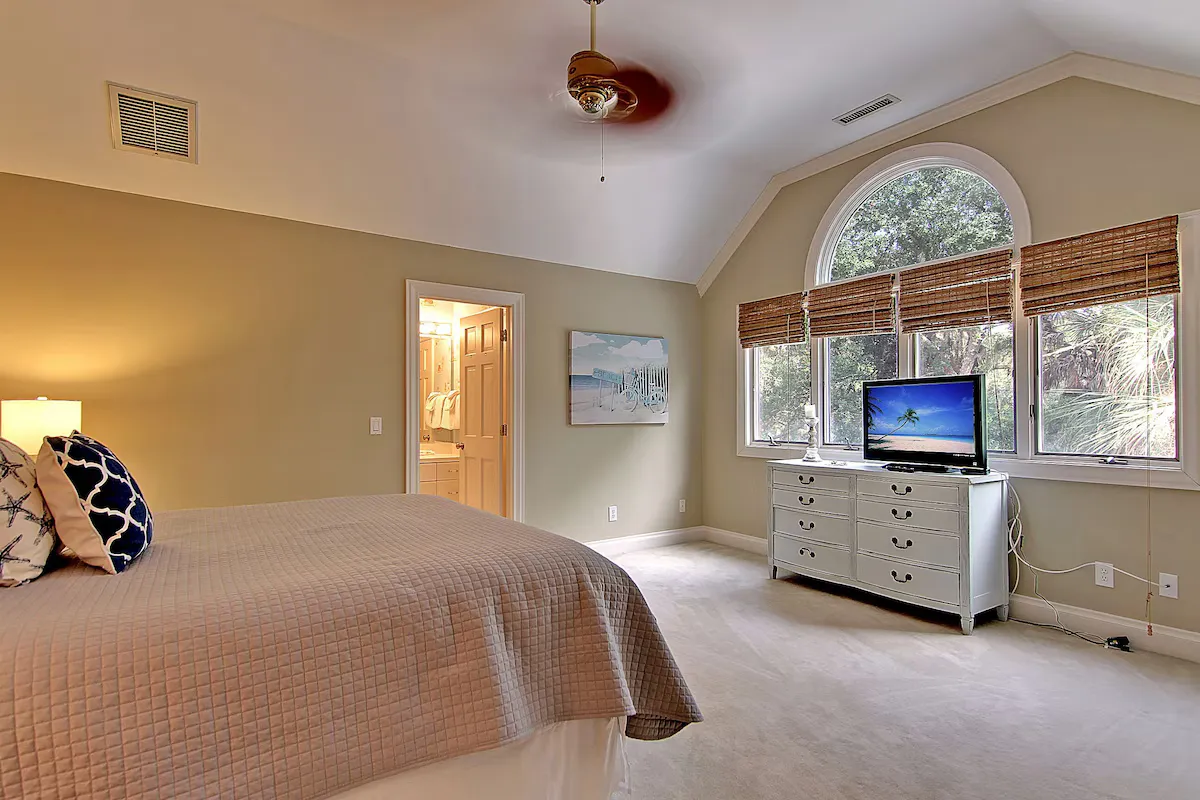 Guest bedroom, arched window