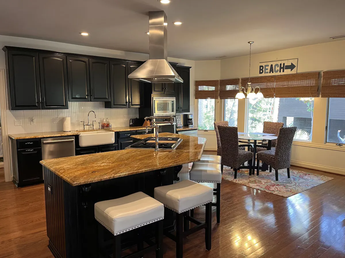Kitchen, toward the breakfast nook